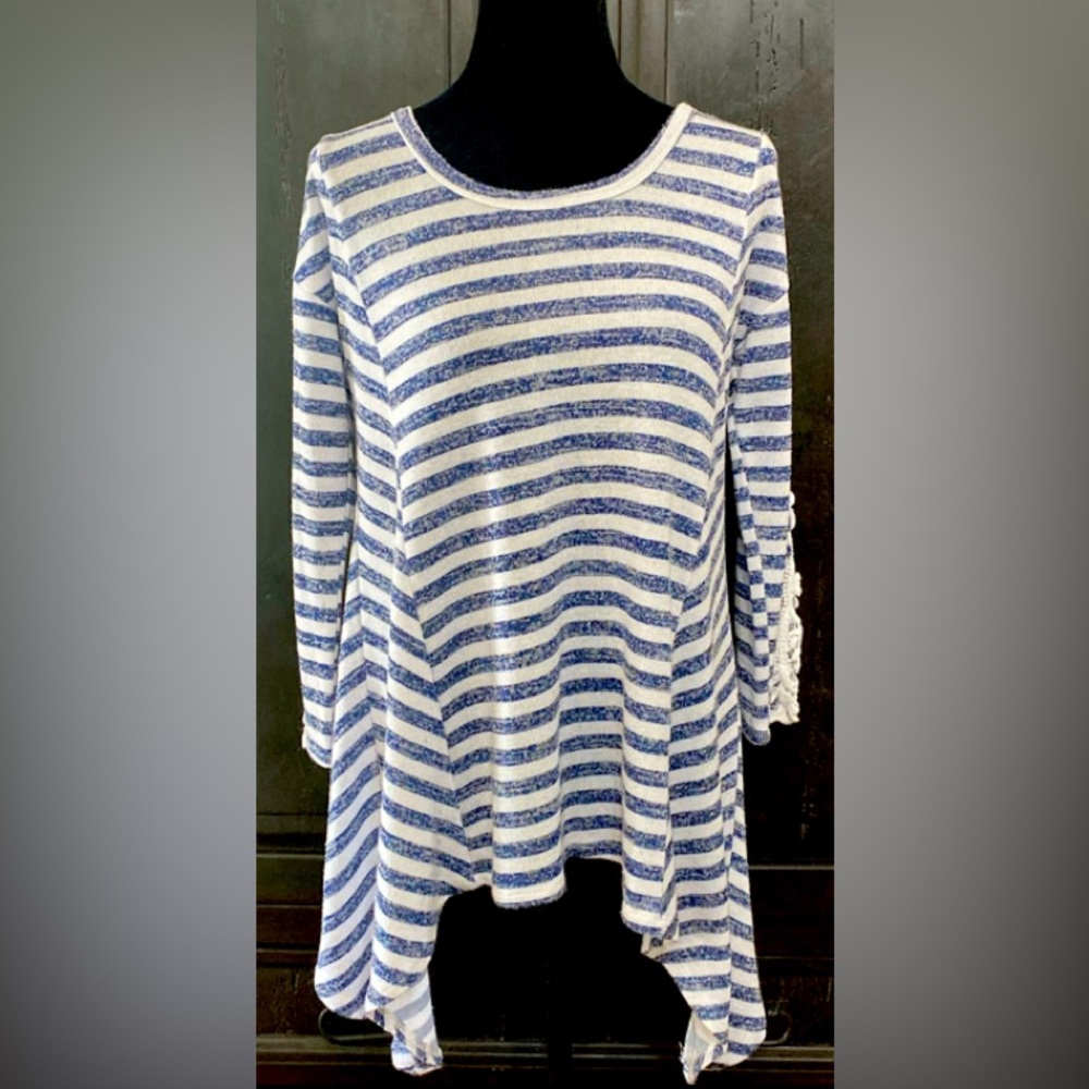 Absolutely Famous blue wht OS sweater w/qtr sleeves - Size Medium